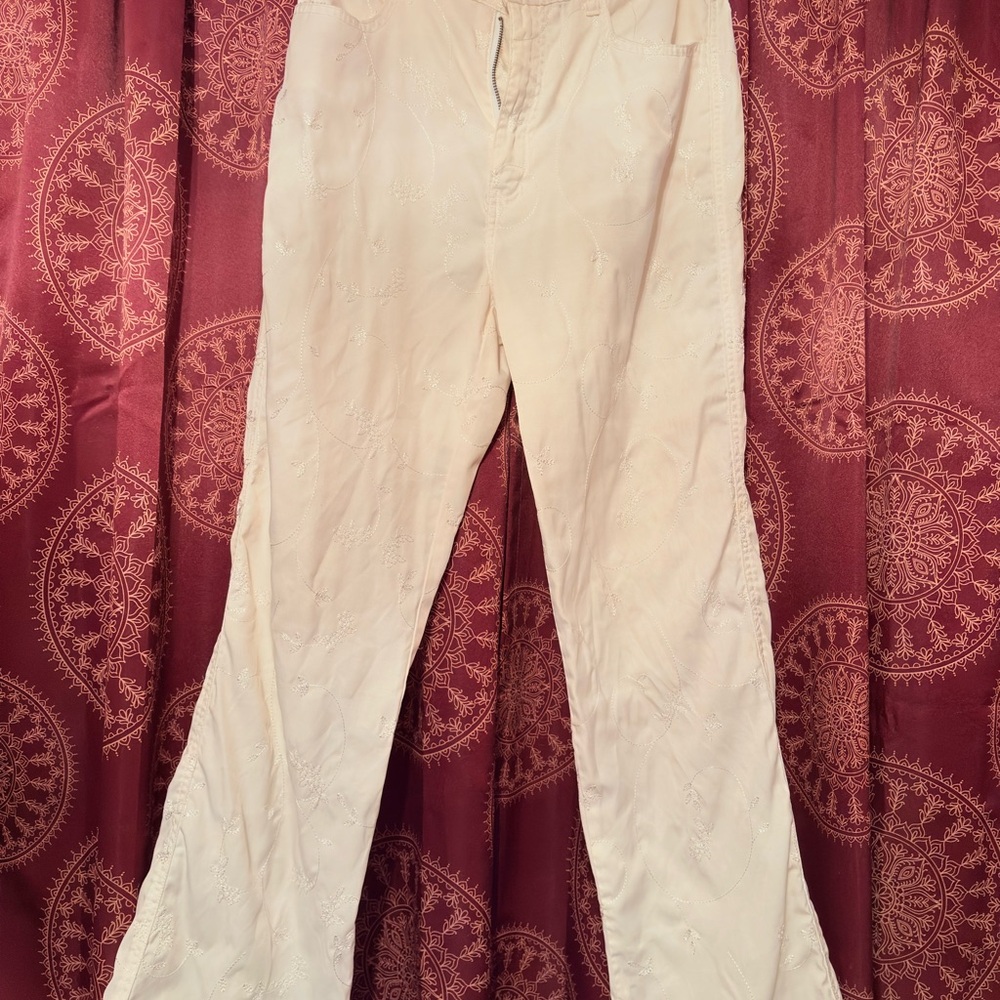 Calvin Klein women’s white pants with embroidery!! Great for summer!